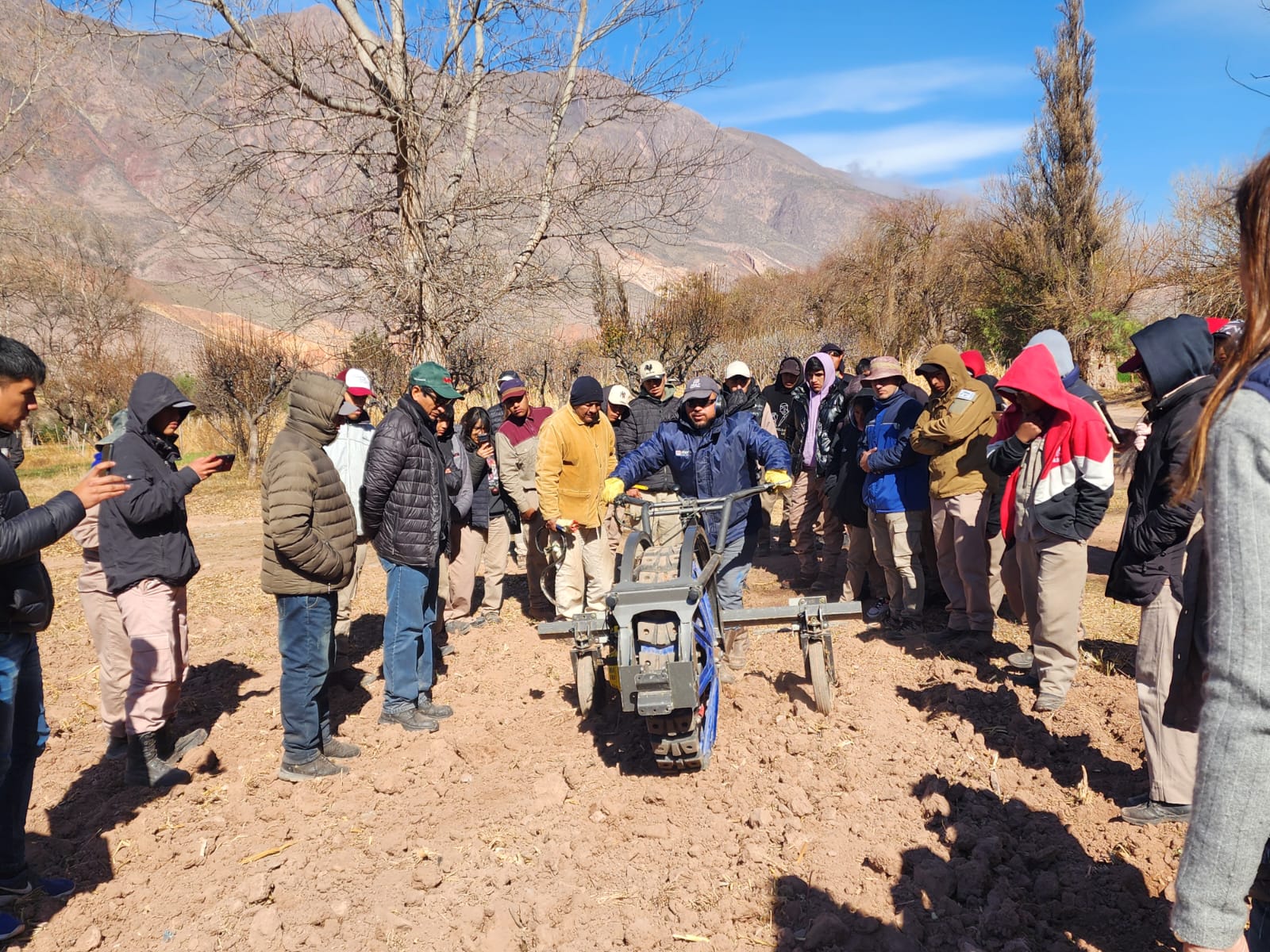 Estudiantes de la Quebrada recibieron capacitación en uso de tractor e implementos de labranza
