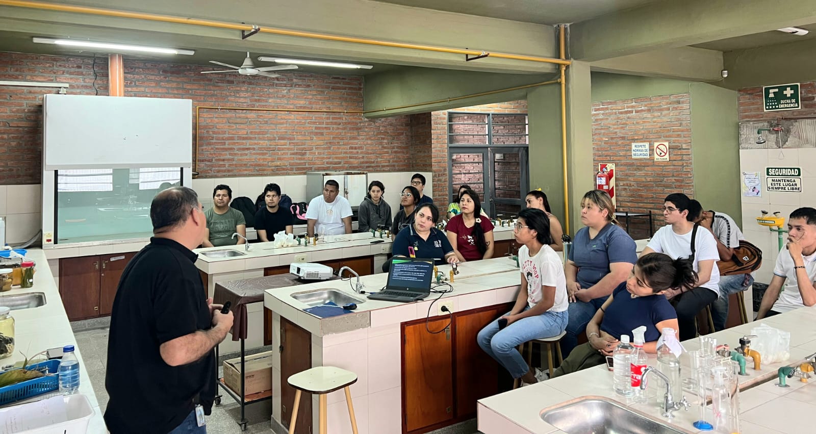Estudiantes del IES de San Pedro visitaron laboratorio de Fitopatología de la FCA-UNJu