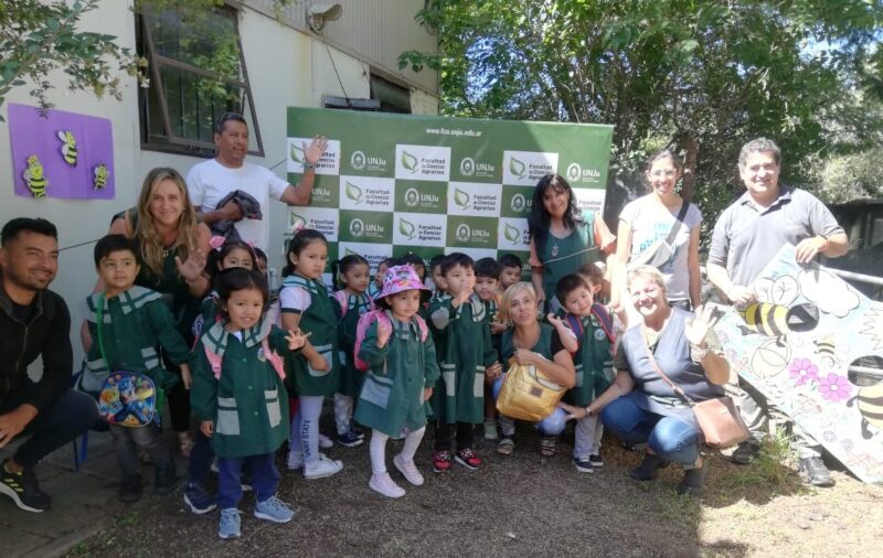 En la FCA-UNJu se realizaron actividades para concientizar sobre la importancia de las abejas