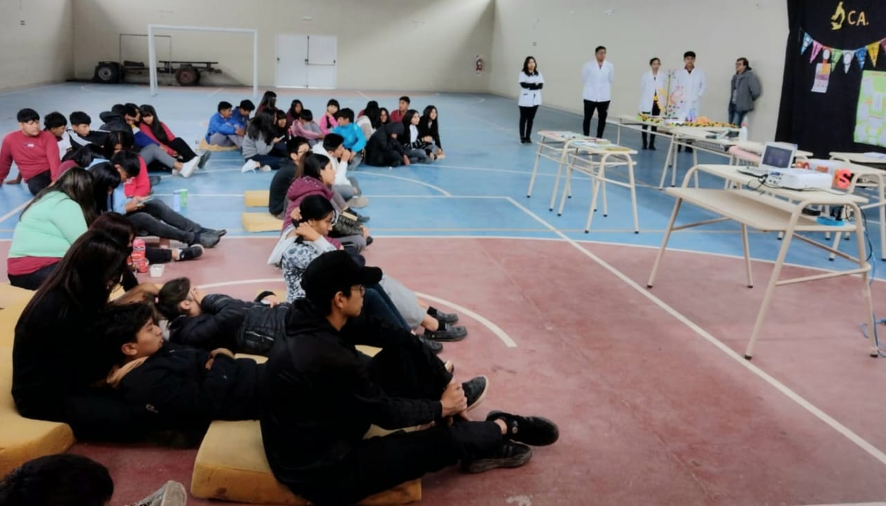 Brindaron charla sobre alimentos a estudiantes de Reyes