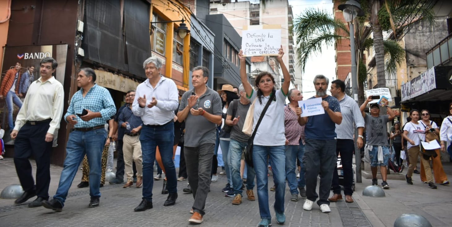 Multitudinaria marcha universitaria en Jujuy