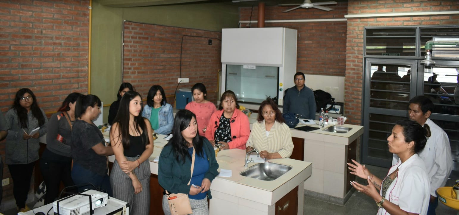 Informaron a estudiantes del IES N° 11 sobre investigaciones en Microbiología General que desarrolla Agrarias de la UNJu