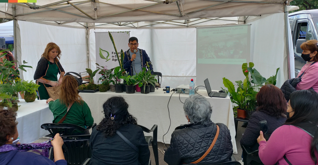 Docentes de la FCA participaron de la exposición "La Flor mas Bella"