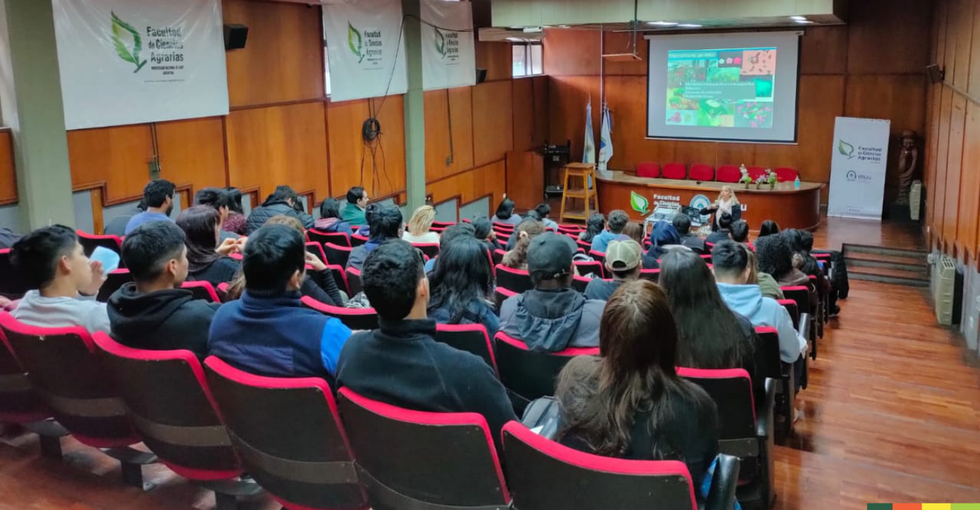 Realizaron charla sobre Recursos Genéticos y Mejoramiento Genético de plantas ornamentales